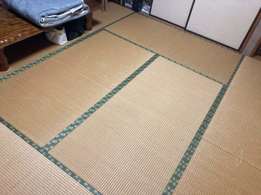 【施工前の様子】経年劣化でくすんだ印象の畳。長く大切に使われていたことが伝わってきます。

